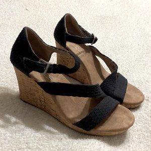 Tom’s black wedges